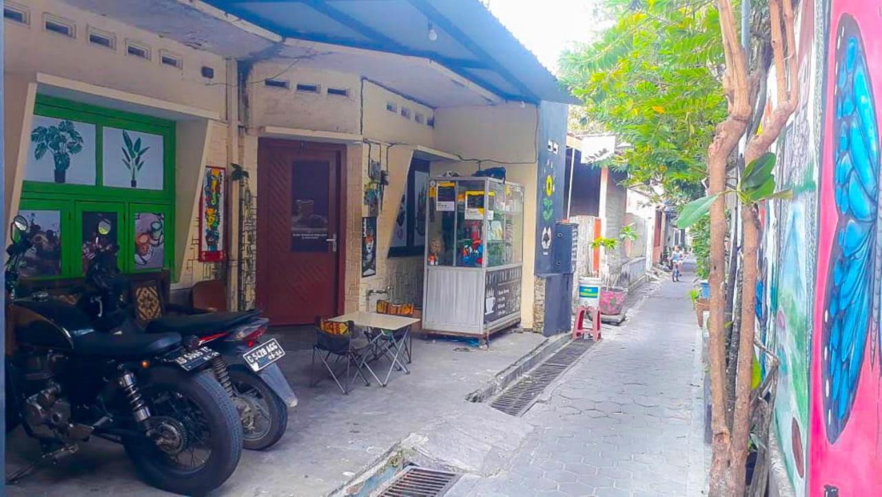 Losmen 2000 Tiga Yogyakarta Bagian luar foto